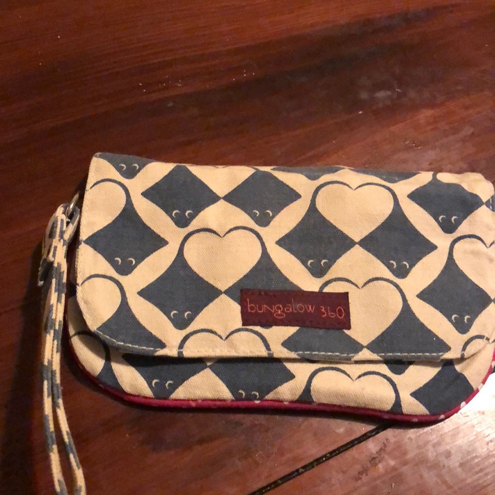 Adorable stingray wristlet!